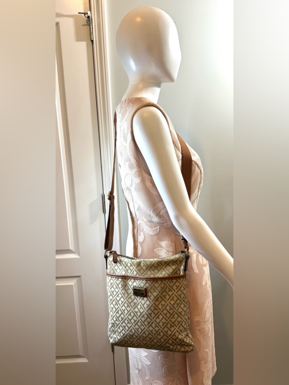 Tommy Hilfiger Crossbody Shoulder Bag Beige Tan Monogram Canvas Brown Strap Y2K - Picture 2 of 16